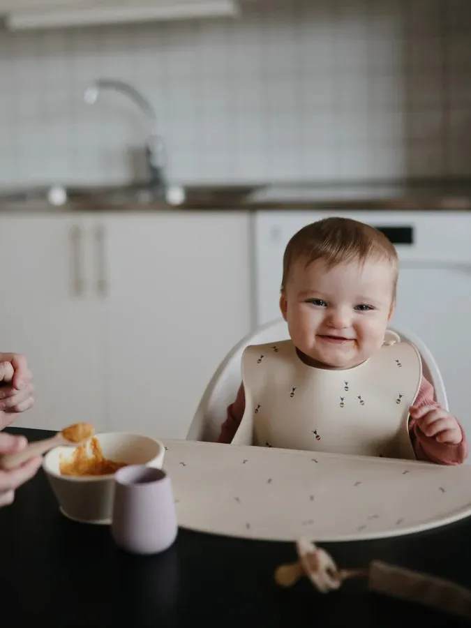 Mushie - śliniak silikonowy z kieszonką Bees