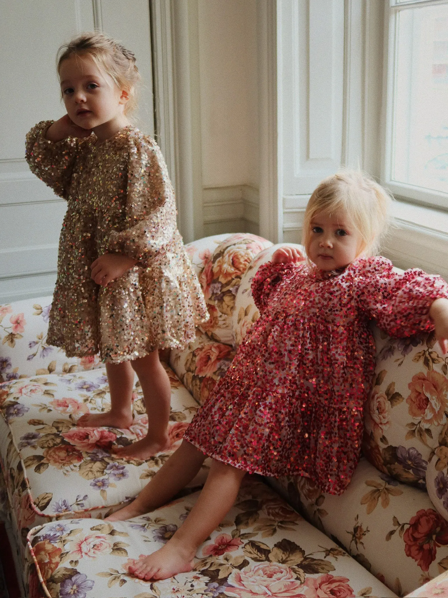 Konges Sløjd - sukienka Lila Sequins Bow Dress Gold Glitter