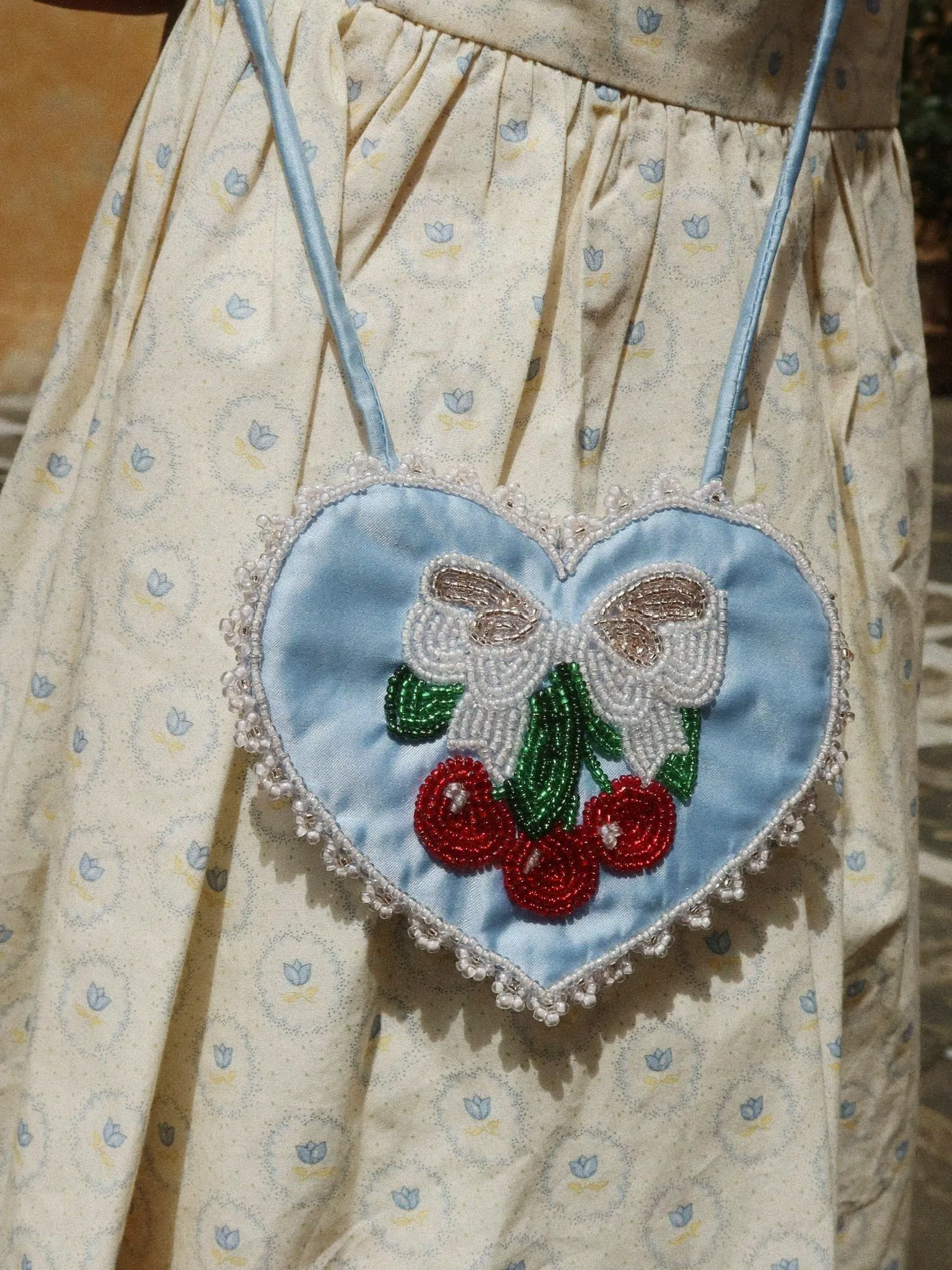 Konges Sløjd - mała torebka w kształcie serca wyszywana koralikami