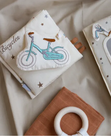 Cam Cam Copenhagen - książeczka sensoryczna dla niemowlaka OCS Bicycles Cam Cam Copenhagen - książeczka sensoryczna dla niemowlaka OCS Bicycles