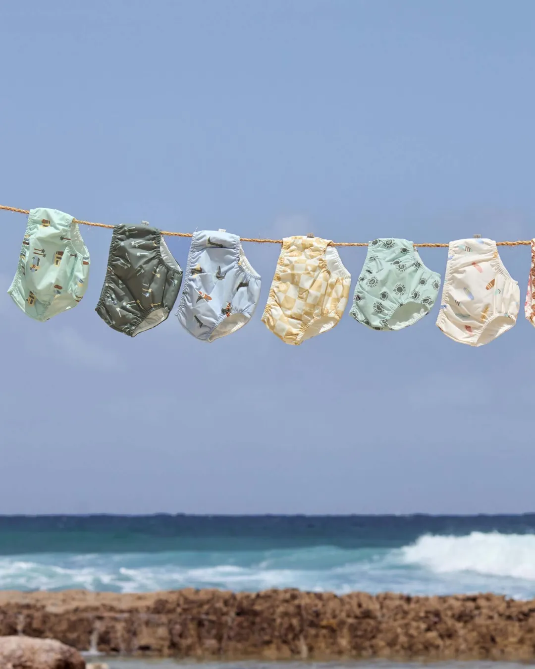 Lassig - majteczki pieluszka kąpielówki dla niemowląt do pływania LSF z wzorem Camper sea foam Lassig - majteczki pieluszka kąpielówki dla niemowląt do pływania LSF z wzorem Camper sea foam