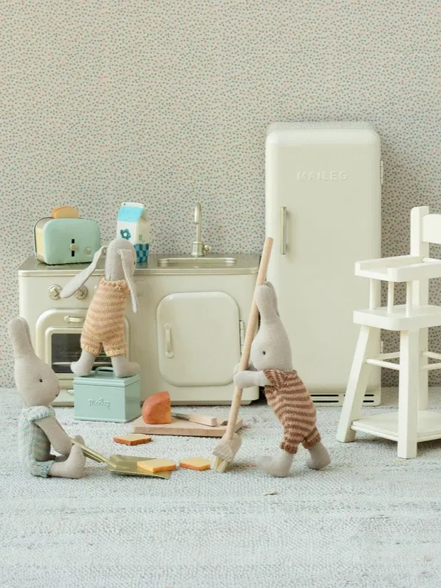 Maileg - miniaturowy zestaw śniadaniowy z chlebem, deską i nożem Maileg - miniaturowy zestaw śniadaniowy z chlebem, deską i nożem