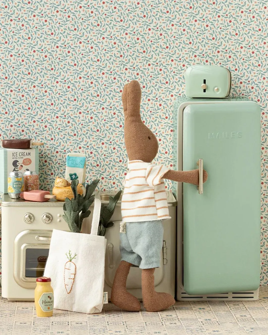 Maileg - miniaturowa lodówka dla myszek miętowa Maileg - miniaturowa lodówka dla myszek miętowa