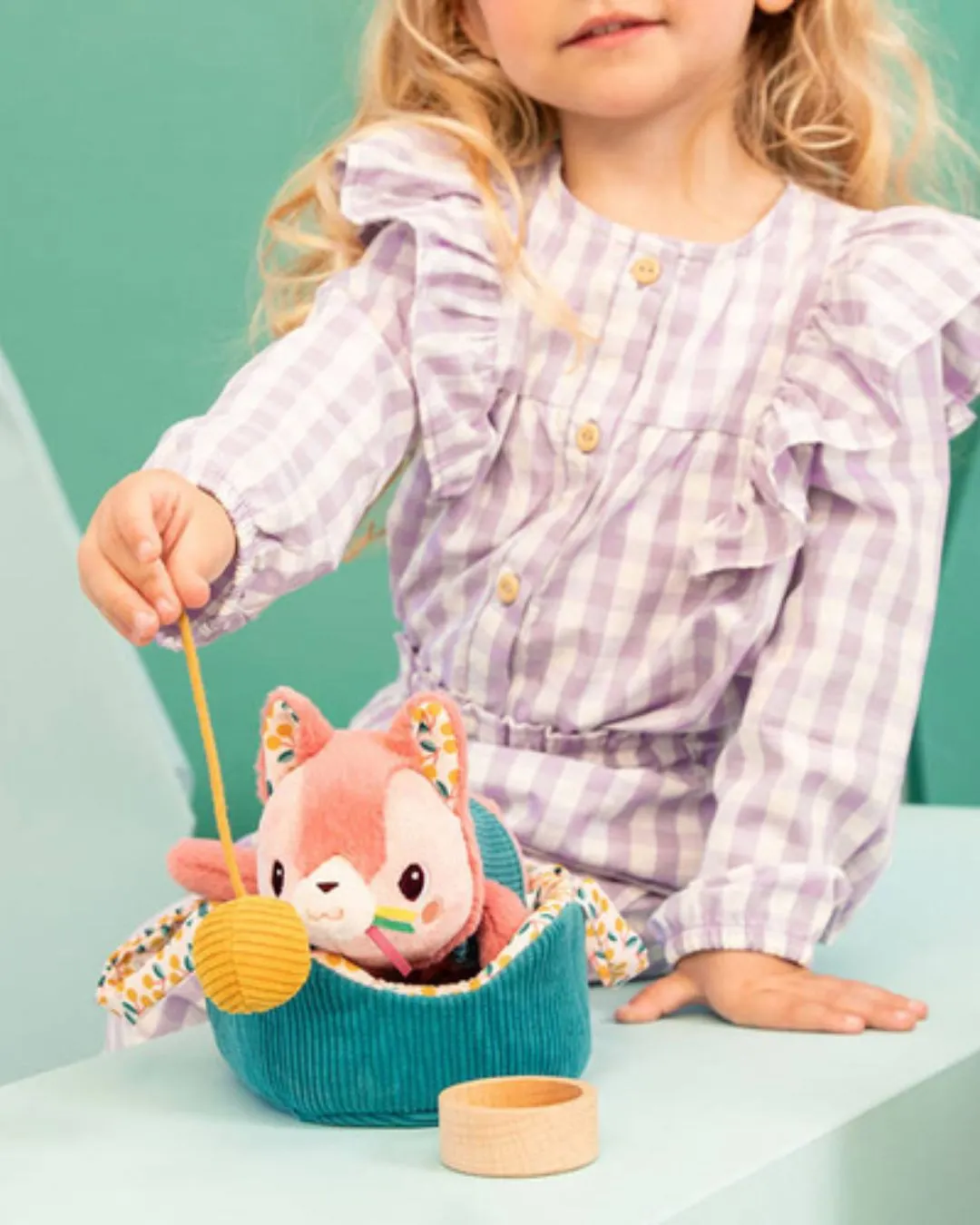 Lilliputiens - przytulanka kotek z koszyczkiem i akcesoriami Kotka Jeanne 12 m+ Lilliputiens - przytulanka kotek z koszyczkiem i akcesoriami Kotka Jeanne 12 m+