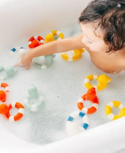 Oli&Carol - gryzak zabawka dla niemowląt do kąpieli Kaczka Flo Yellow Oli&Carol - gryzak zabawka dla niemowląt do kąpieli Kaczka Flo Yellow