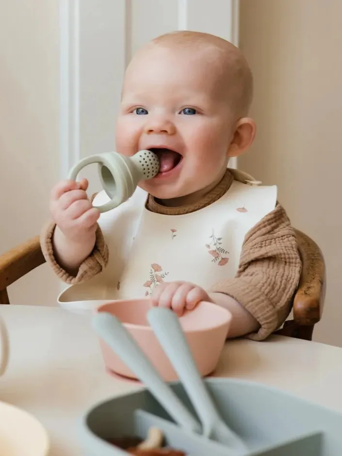 Mushie - śliniak silikonowy z kieszonką Pink Flowers