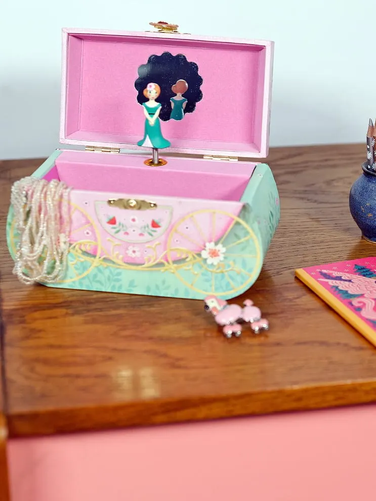 Djeco - drewniana szkatułka z pozytywką Karoca Leo Friedman Djeco - drewniana szkatułka z pozytywką Karoca Leo Friedman