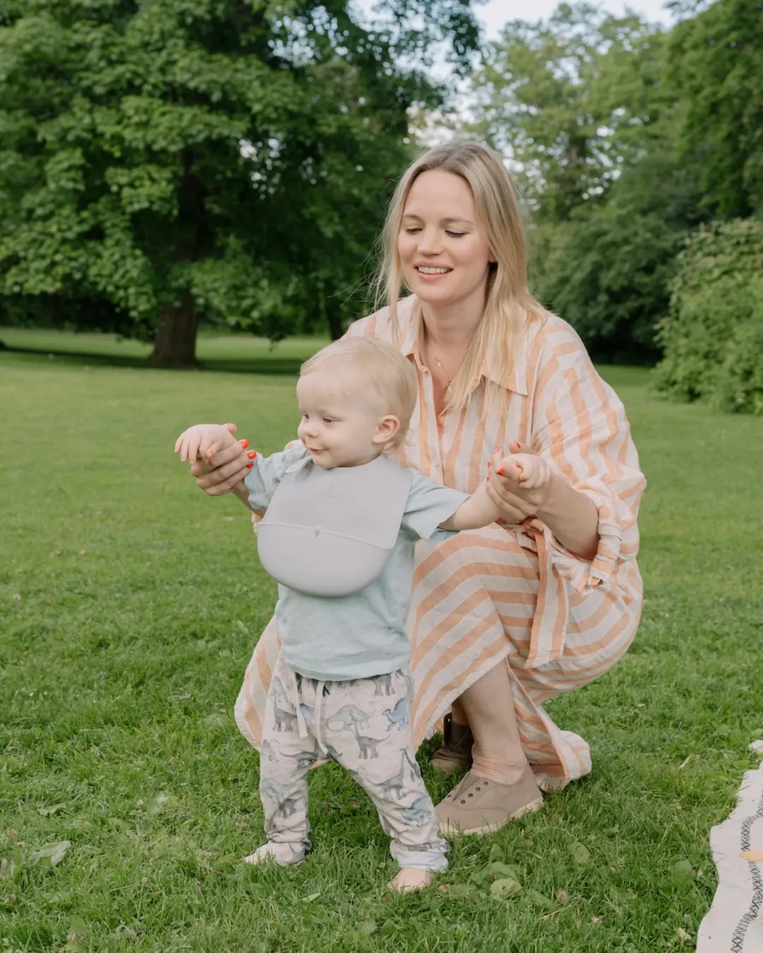 Miniware - silikonowy śliniak Roll & Lock Grey