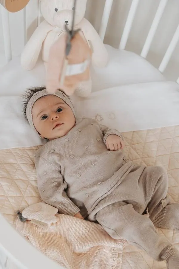 Bamboom - bambusowy sweter dla niemowlaka z pomponami kamelowy