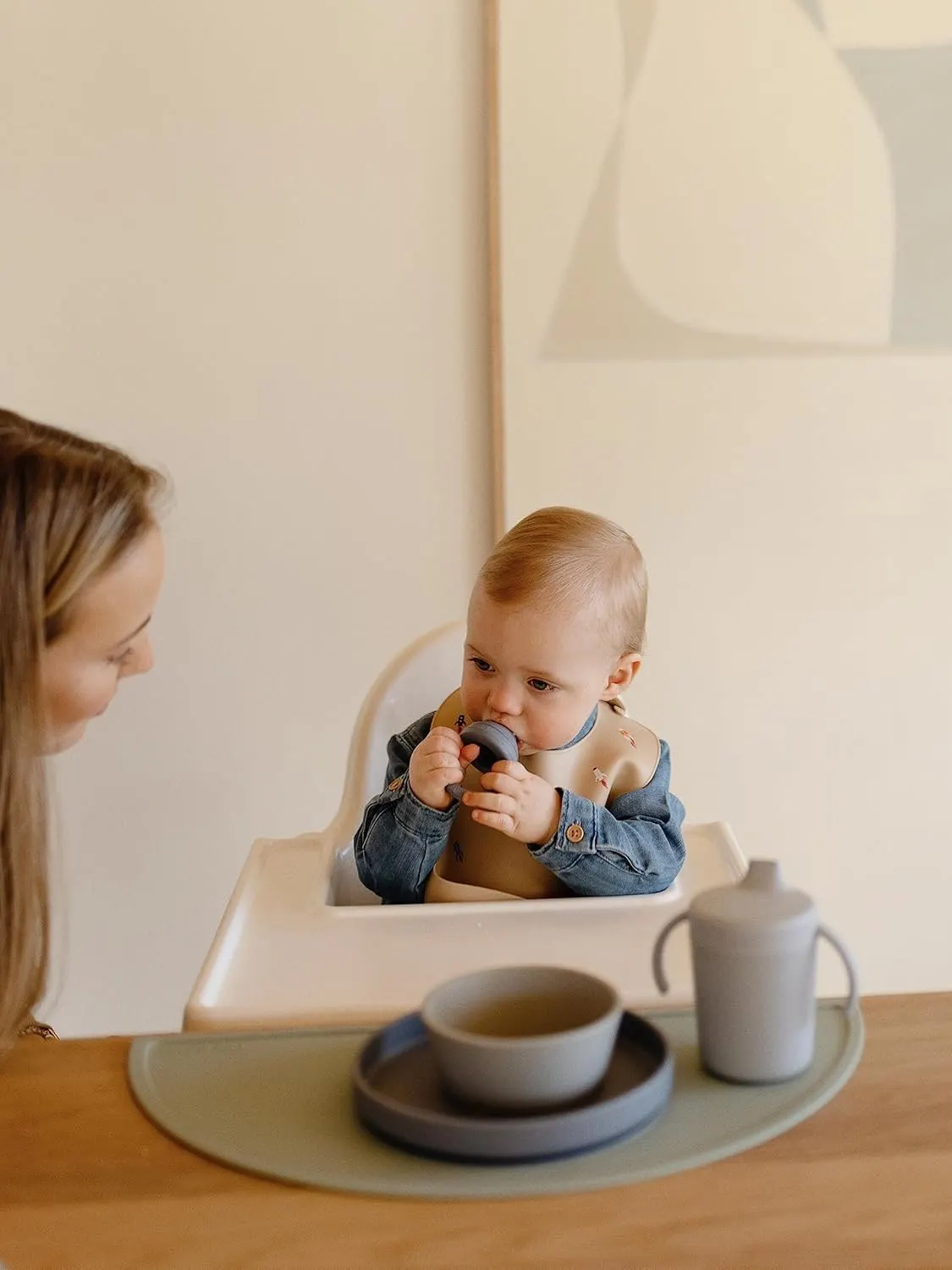 Mushie - śliniak silikonowy z kieszonką Rocket