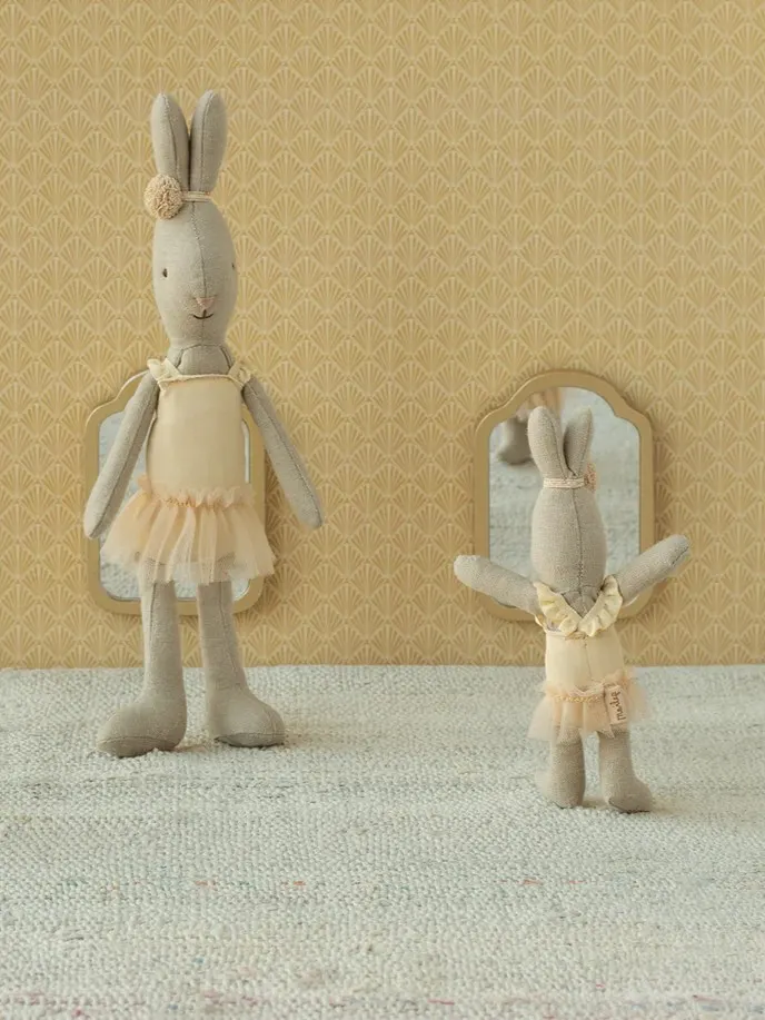 Maileg - królik Mikro w kremowym stroju baletowym i spódnicy Maileg - królik Mikro w kremowym stroju baletowym i spódnicy