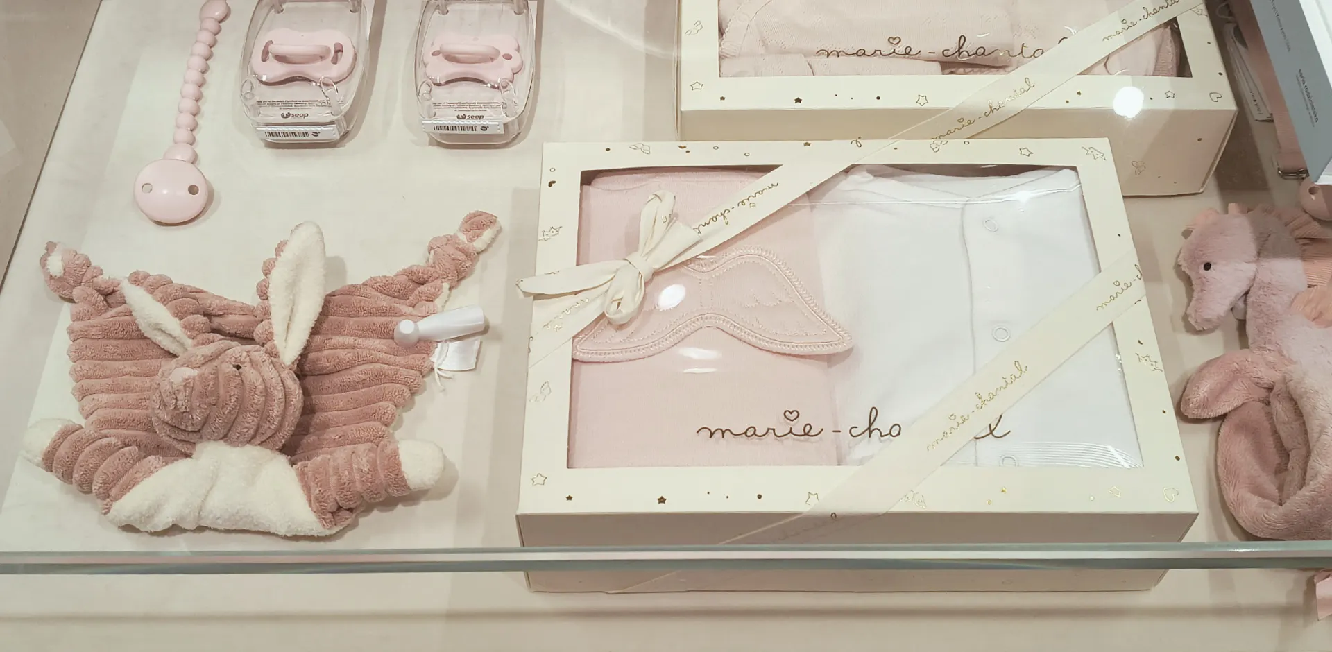 Prezenty na Baby Shower dla dziewczynki – praktyczne i piękne pomysły 