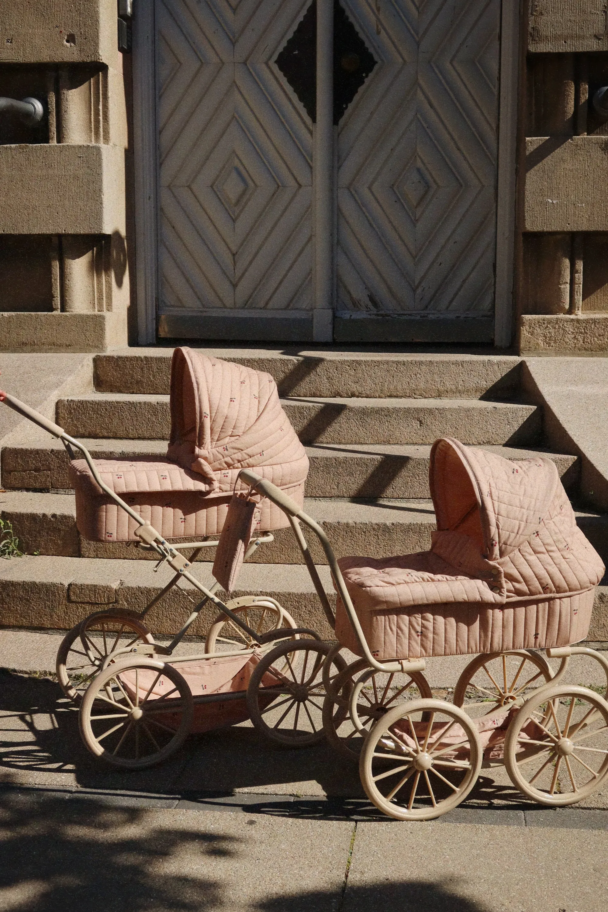 Konges Sløjd - wózek dla lalek retro Doll Pram Cherry Blush