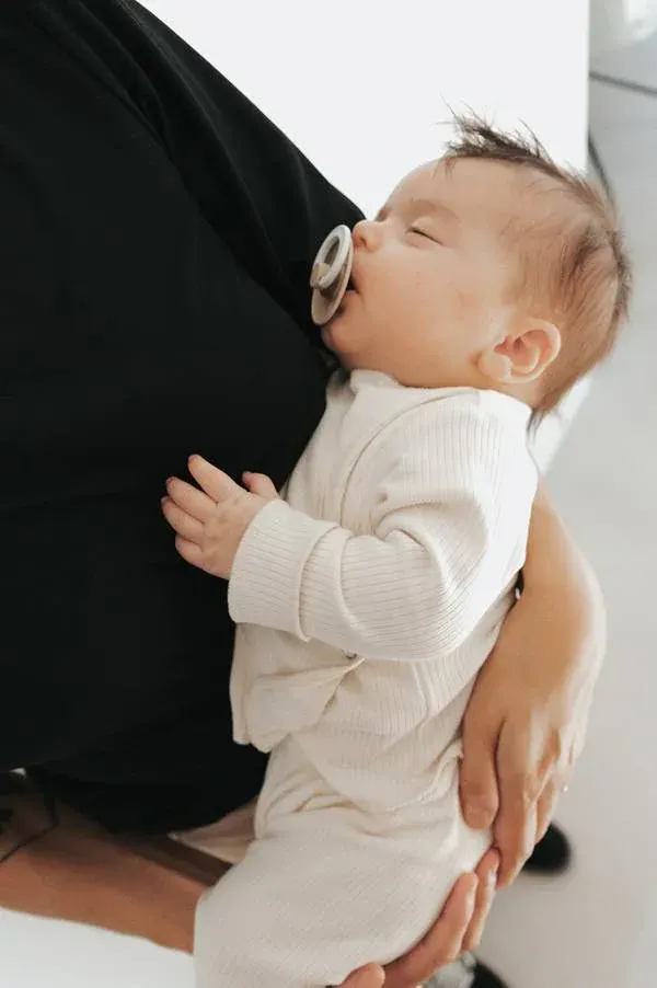 Bamboom - prążkowana bluzka niemowlęca kaftanik Pure biała Bamboom - prążkowana bluzka niemowlęca kaftanik Pure biała