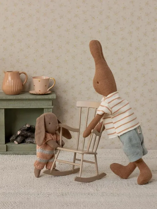 Maileg - króliczek Mikro - Brązowy - Dzianinowy garnitur w kolorze brudnego różu