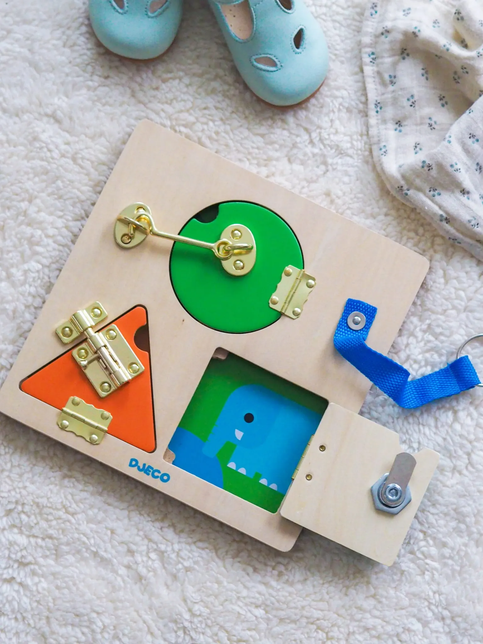 Djeco - drewniana tabliczka manualna LockBasic Djeco - drewniana tabliczka manualna LockBasic