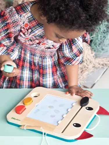 Lilliputiens - drewniana tablica do rysowania znikopis Wilk Louis 18 m+ Lilliputiens - drewniana tablica do rysowania znikopis Wilk Louis 18 m+