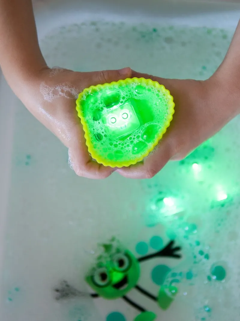 Glo Pals - kostki sensoryczne do kąpieli świecące w wodzie Pippa zielone Glo Pals - kostki sensoryczne do kąpieli świecące w wodzie Pippa zielone