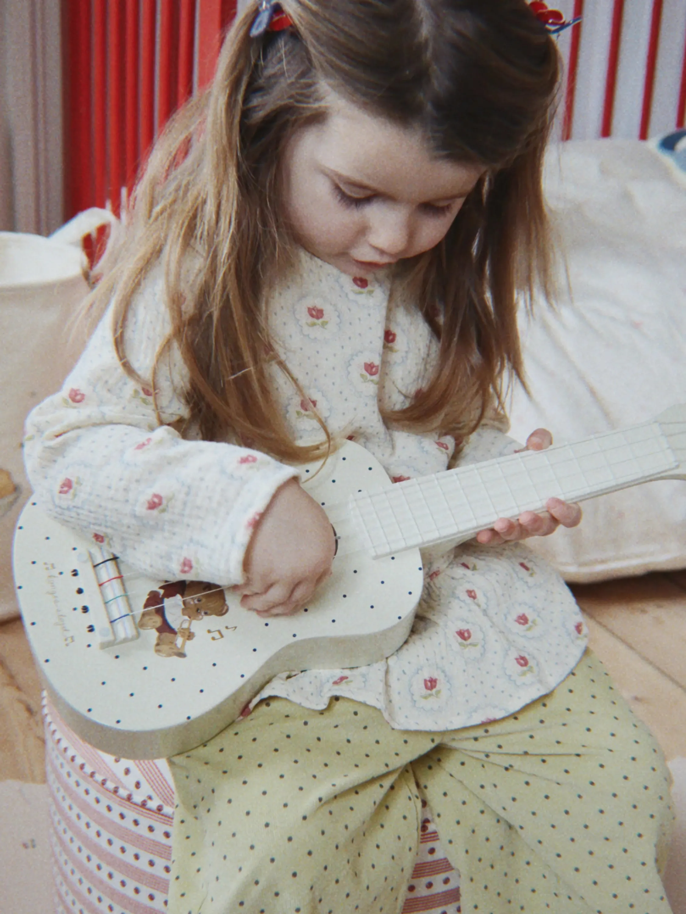 Konges Sløjd - drewniane błyszczące ukulele Teddy Bear Konges Sløjd - drewniane błyszczące ukulele Teddy Bear
