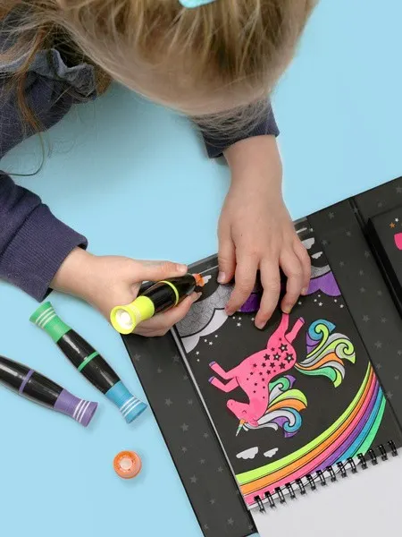 Tiger Tribe - zestaw kolorowanek neonowych Jednorożce Tiger Tribe - zestaw kolorowanek neonowych Jednorożce