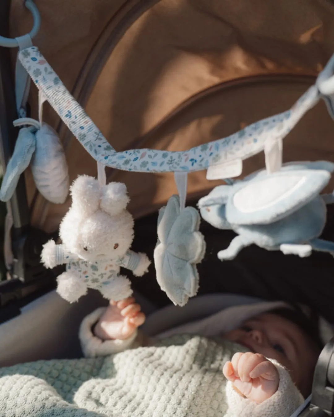 Little Dutch - Miffy zawieszka interaktywna do wózka/fotelika Lucky Leaves Little Dutch - Miffy zawieszka interaktywna do wózka/fotelika Lucky Leaves