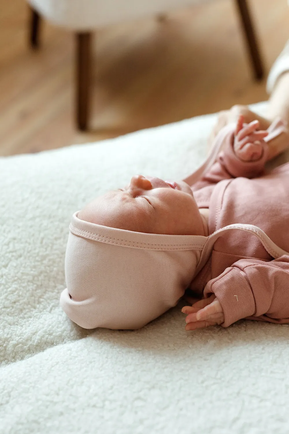 Poofi - czapka niemowlęca wiązana pudrowa