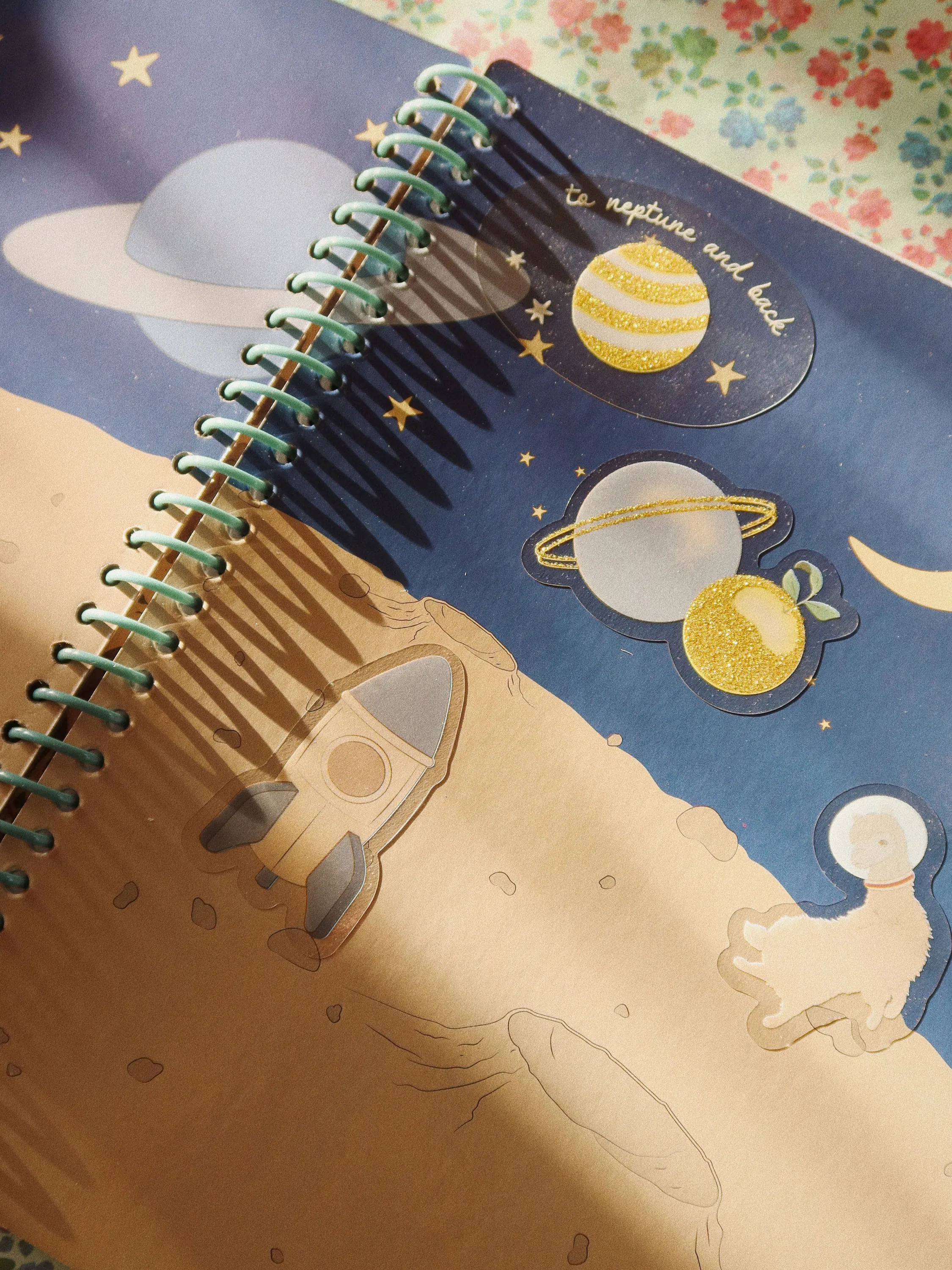 Książka z naklejkami Konges Sløjd Green Książka z naklejkami Konges Sløjd Green