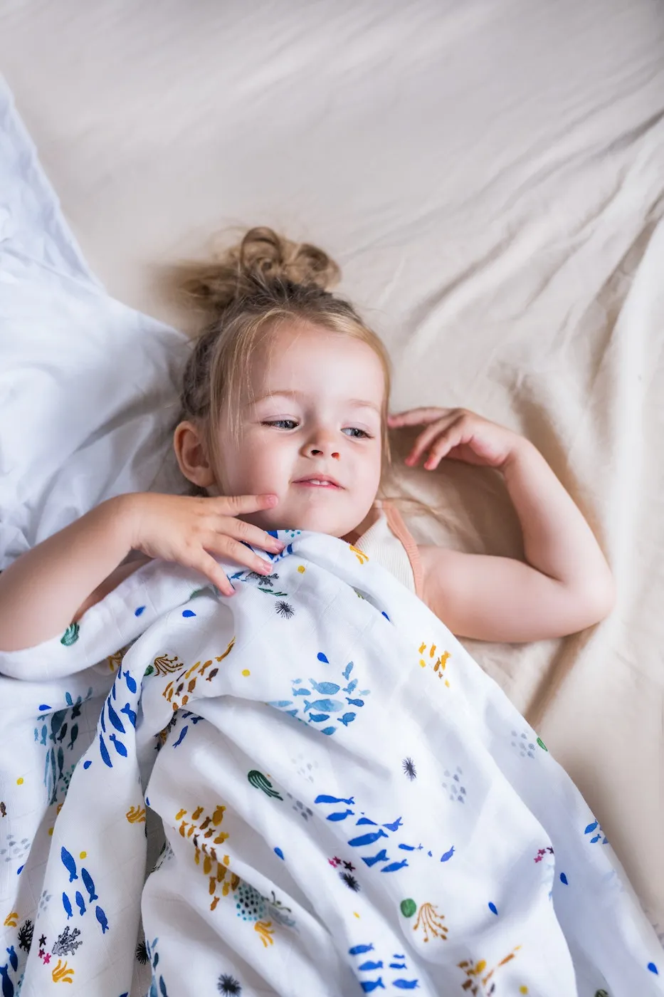 Poofi - otulacz bambusowy Ocean 120x120 Ławice rybek Poofi - otulacz bambusowy Ocean 120x120 Ławice rybek