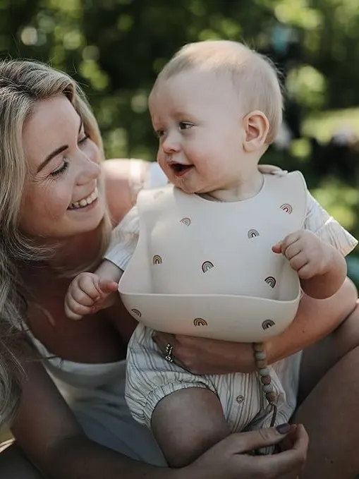 Mushie - śliniak silikonowy z kieszonką Rainbow