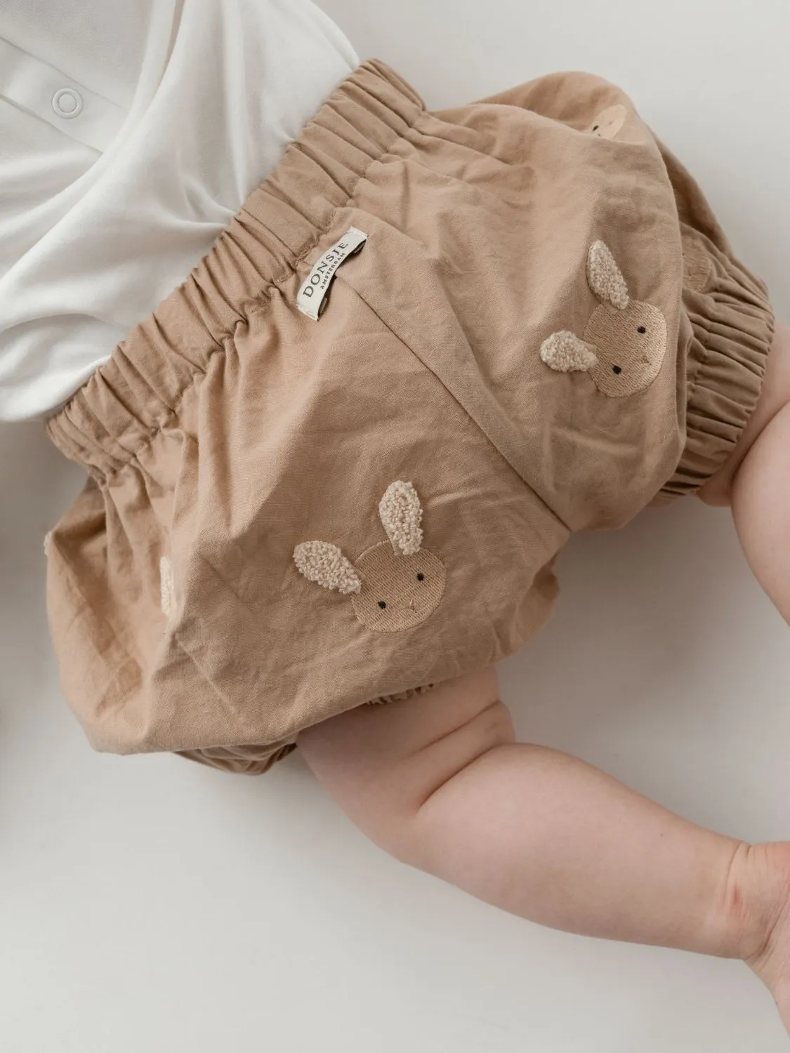 Donsje - niemowlęce spodenki Carson Bloomers Fluffy Bunnies Donsje - niemowlęce spodenki Carson Bloomers Fluffy Bunnies