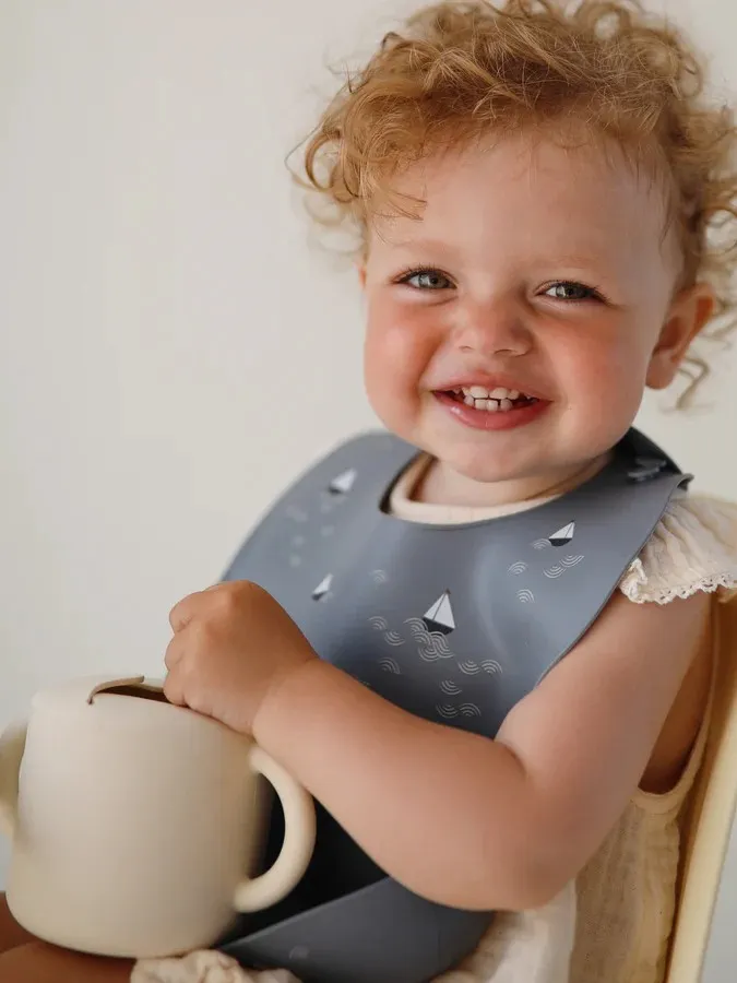 Mushie - kubek niewysypek na przekąski Shiffting Sand Mushie - kubek niewysypek na przekąski Shiffting Sand