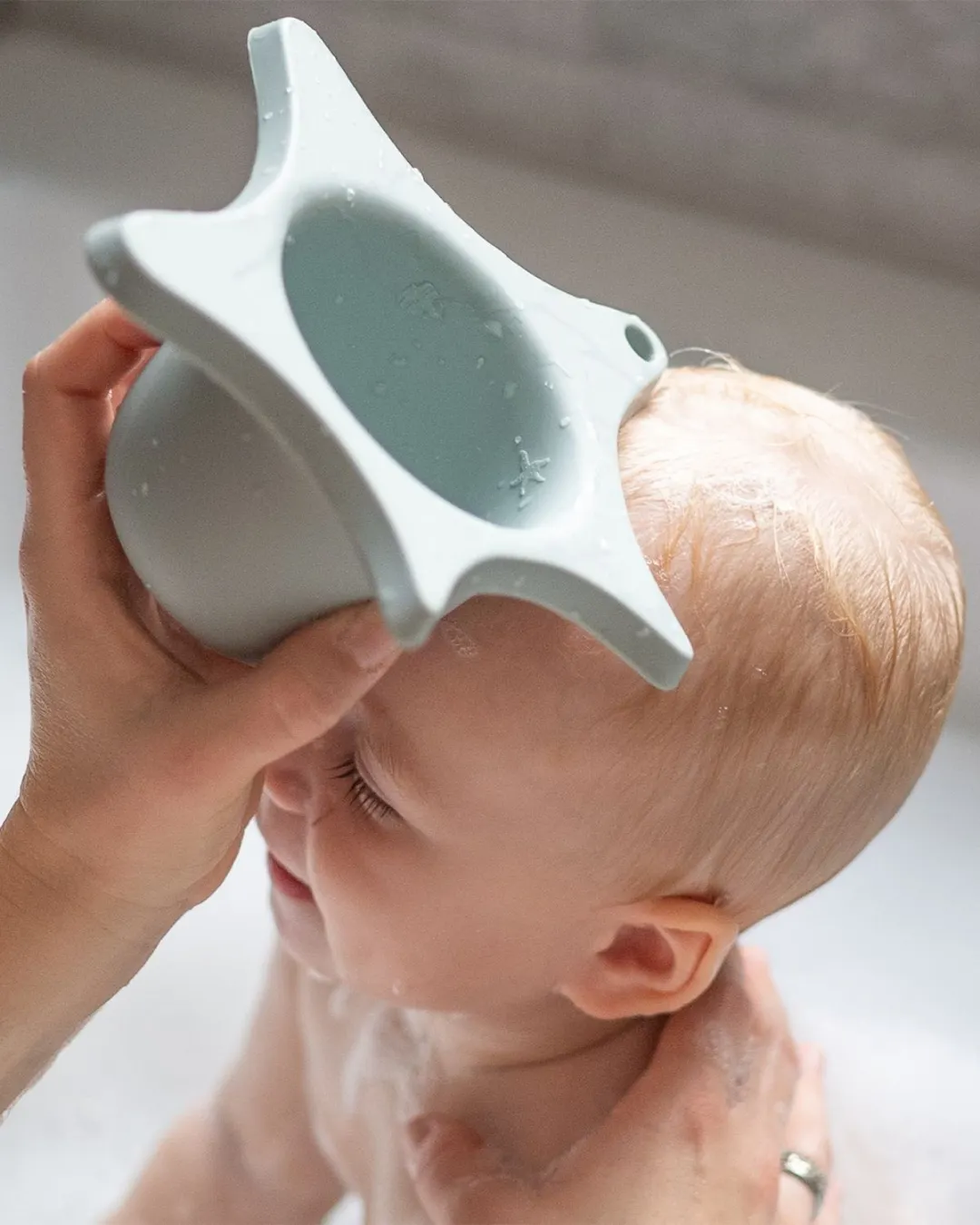 Kindsgut - kubek do mycia głowy dla dzieci Rozgwiazda w kolorze jasnoniebieskim Kindsgut - kubek do mycia głowy dla dzieci Rozgwiazda w kolorze jasnoniebieskim