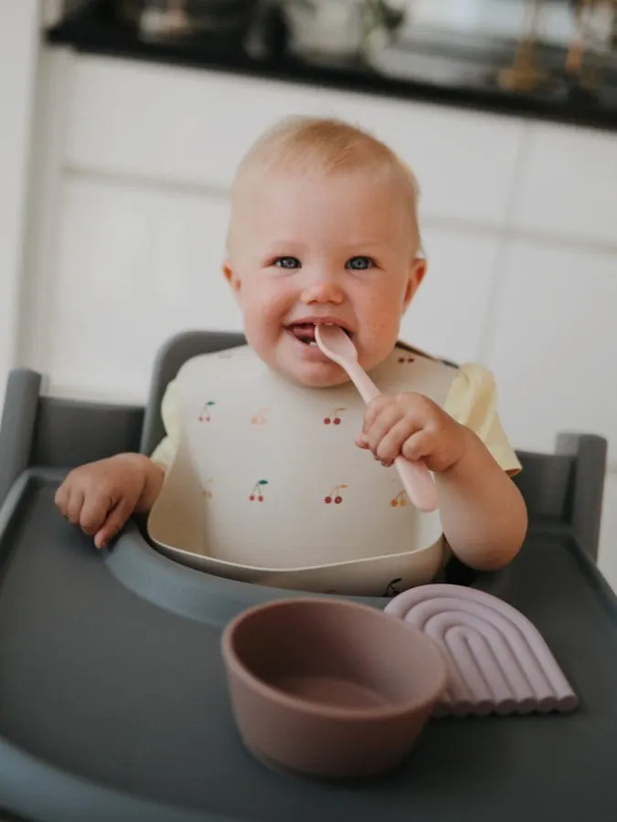 Mushie - śliniak silikonowy z kieszonką Cherries