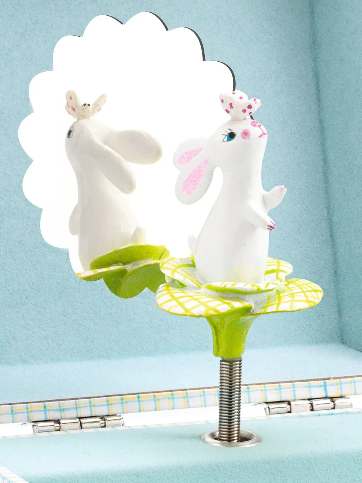 Djeco - drewniana szkatułka z pozytywką Sweet Rabbit Leo Djeco - drewniana szkatułka z pozytywką Sweet Rabbit Leo