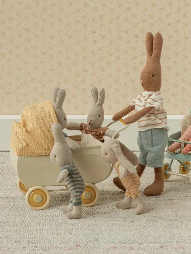 Maileg - metalowy wózek dla myszek 15cm - Micro pram yellow Maileg - metalowy wózek dla myszek 15cm - Micro pram yellow