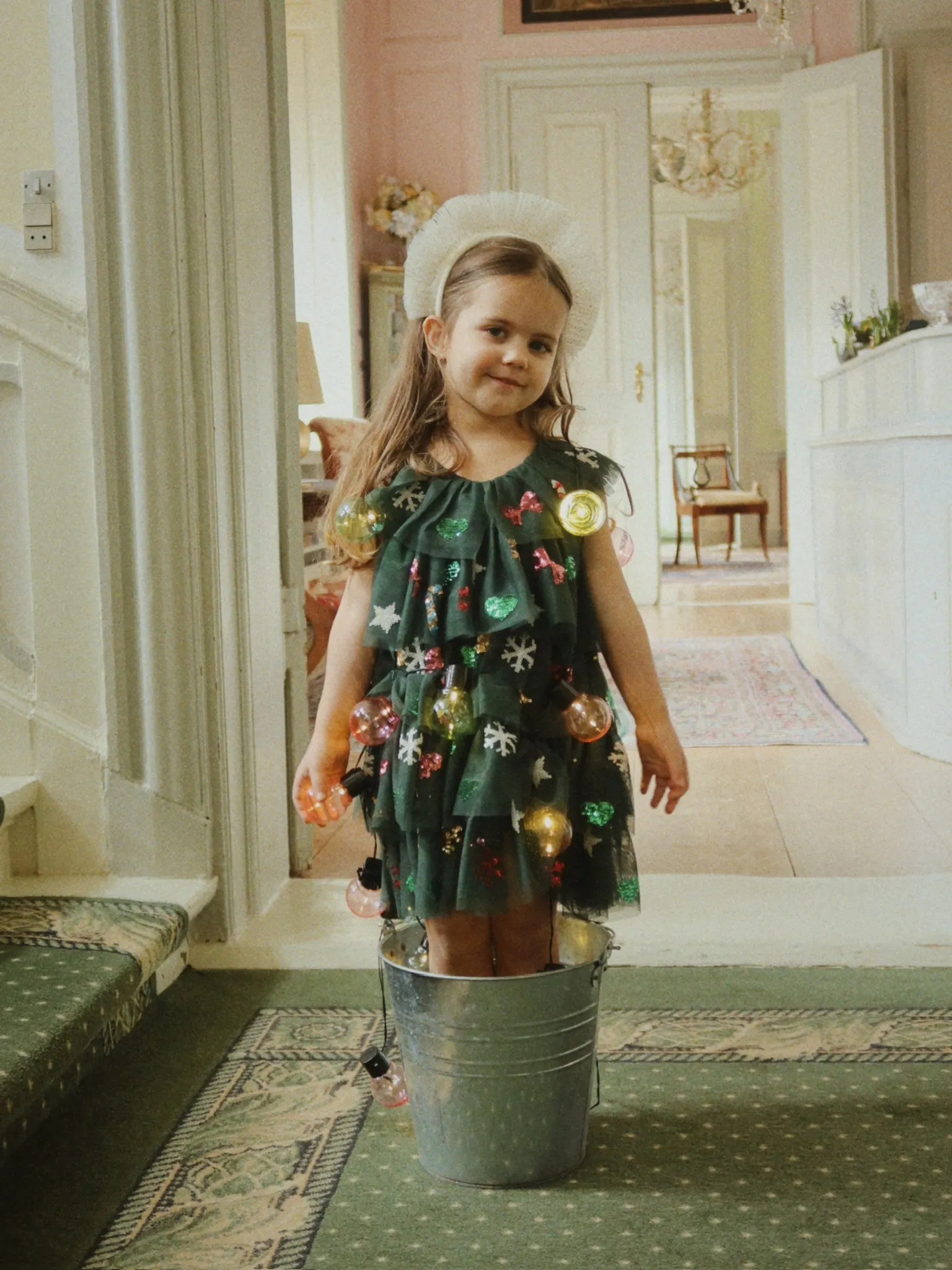 Kostium Konges Sløjd z pelerynką i opaską Kostium Konges Sløjd z pelerynką i opaską