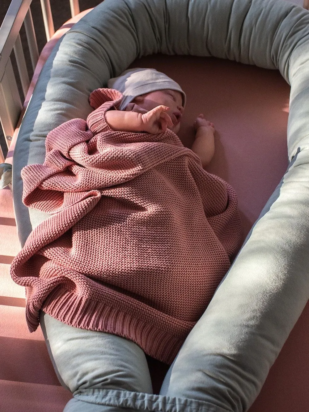 Poofi - ochraniacz do łóżeczka szałwia Poofi - ochraniacz do łóżeczka szałwia