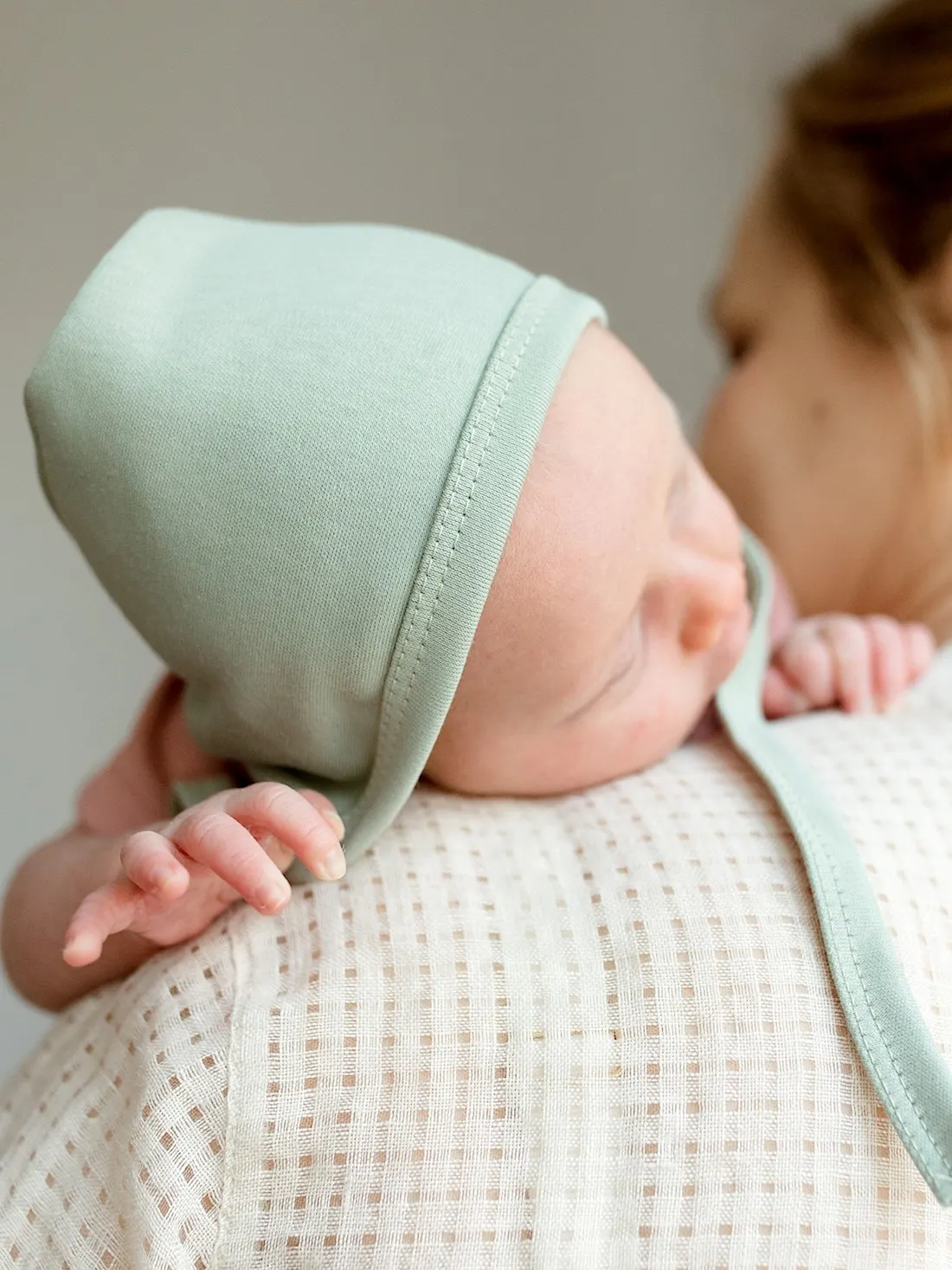 Poofi - czapka niemowlęca wiązana szałwia