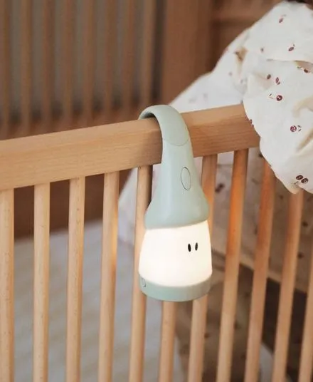 Beaba - lampka nocna LED przenośna z latarką Pixie 90h świecenia Sage Green Beaba - lampka nocna LED przenośna z latarką Pixie 90h świecenia Sage Green