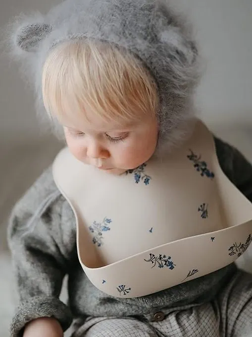 Mushie - śliniak silikonowy z kieszonką Lilac Flowers