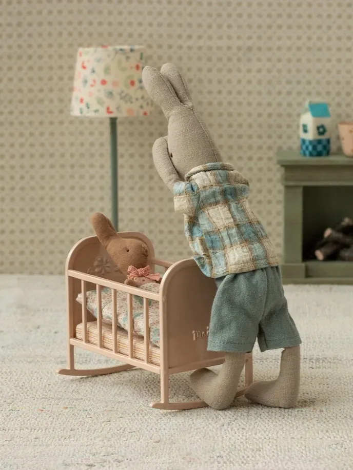 Maileg - królik klasyczny w koszulce i spodenkach rozmiar 1 Maileg - królik klasyczny w koszulce i spodenkach rozmiar 1