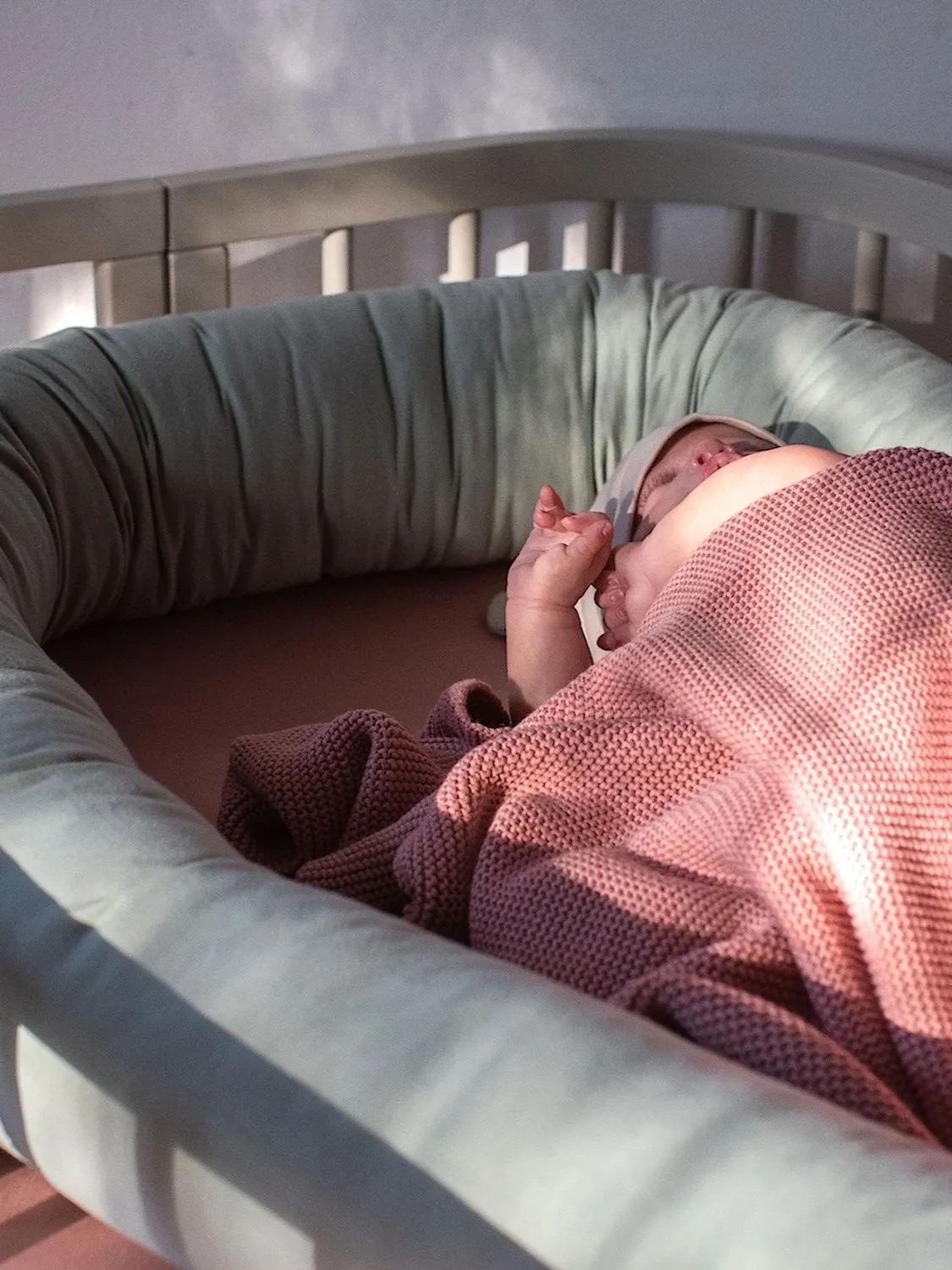 Poofi - ochraniacz do łóżeczka szałwia Poofi - ochraniacz do łóżeczka szałwia