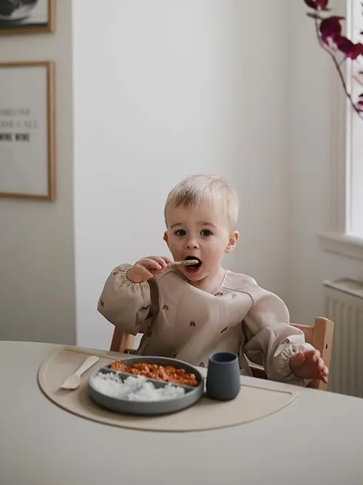 Mushie - talerzyk silikonowy z przyssawką Stone