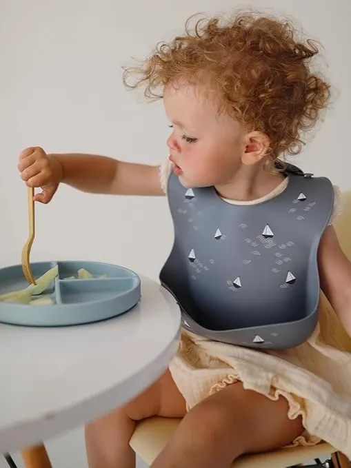 Mushie - śliniak silikonowy z kieszonką Boats