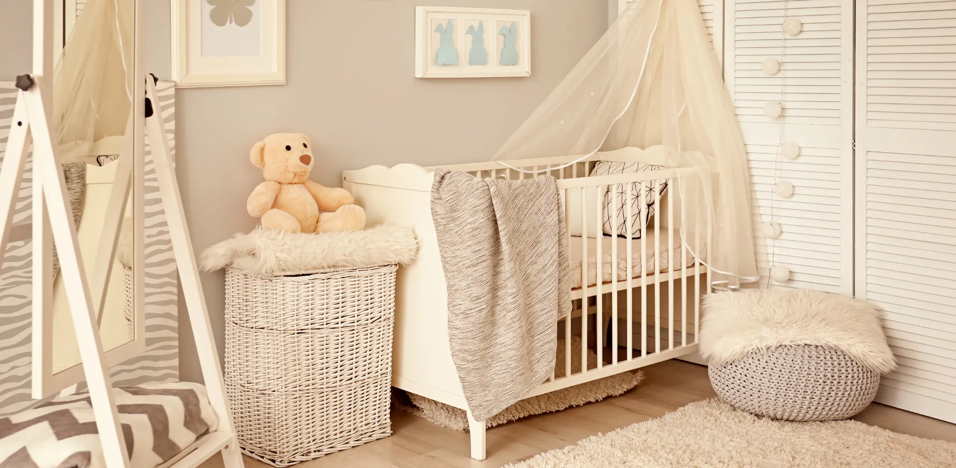 Jak urządzić kącik dla niemowlaka w małej sypialni?