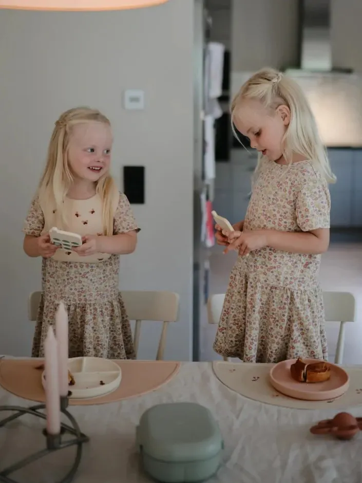 Mushie - śliniak silikonowy z kieszonką Butterflies