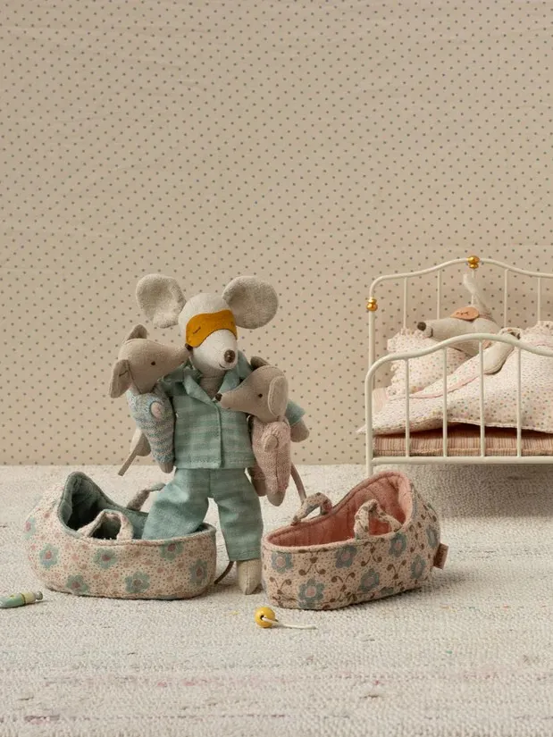 Maileg - myszka niemowlęca w łóżeczku Blue