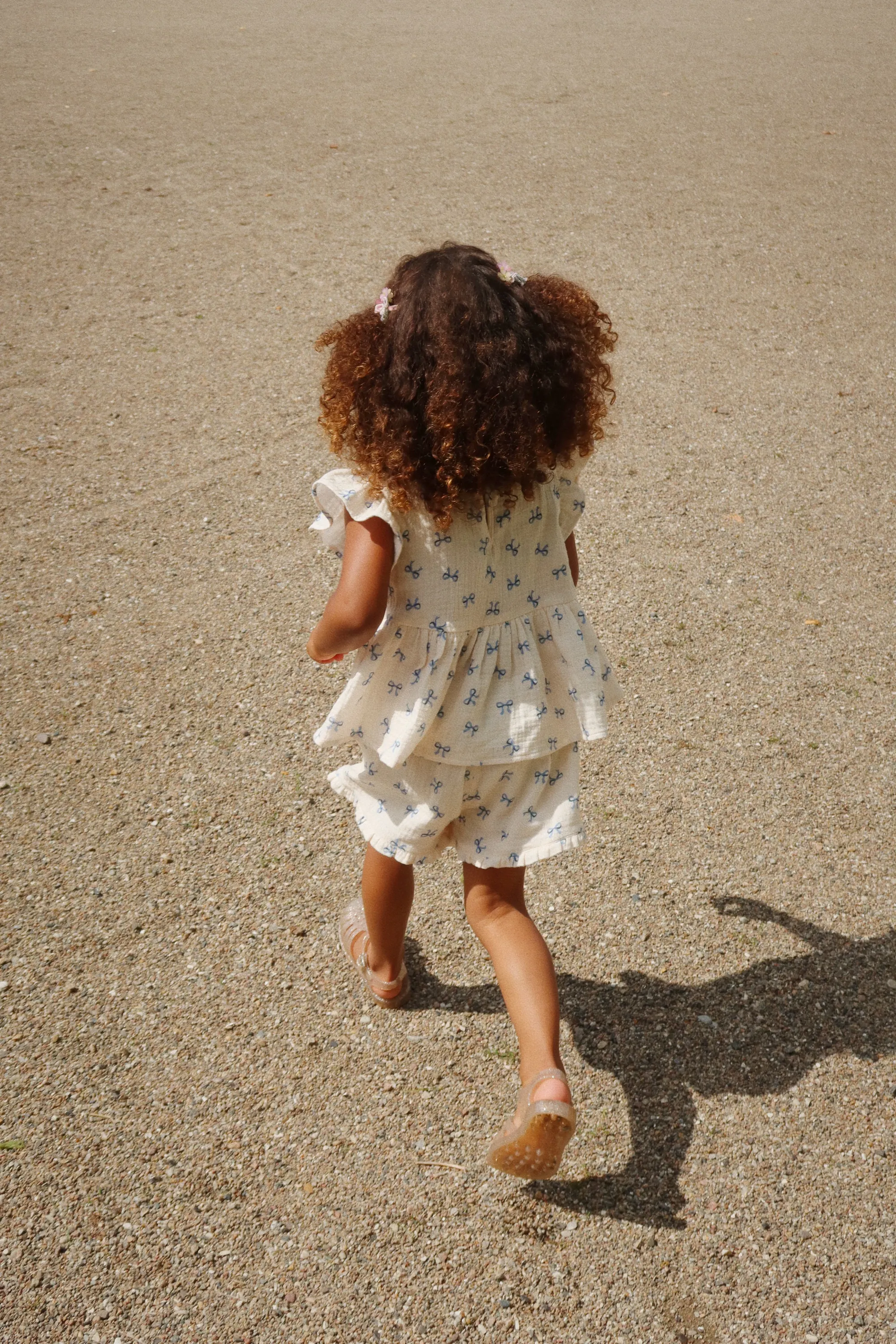 Konges Sløjd - szorty dziewczęce z muślinu Coco Shorts GOTS Bow Bleu Konges Sløjd - szorty dziewczęce z muślinu Coco Shorts GOTS Bow Bleu