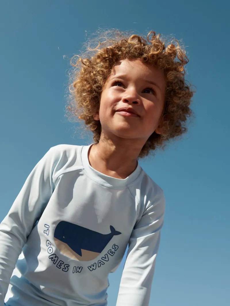 Liewood - koszulka kąpielowa z długim rękawem UV Noah Placement It comes in waves pure sky Liewood - koszulka kąpielowa z długim rękawem UV Noah Placement It comes in waves pure sky