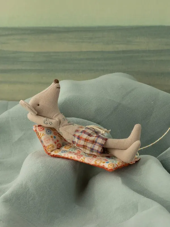 Maileg - myszka plażowa z materacem powietrznym Tata - Kwiatek Maileg - myszka plażowa z materacem powietrznym Tata - Kwiatek